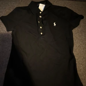 Helt ny Polo piké  - En helt ny polo piké, storlek S. Funkar perfekt som en julklapp. 