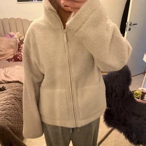 Beige teddyjacka - Säljer min sköna teddyjacka som inte används 🤍