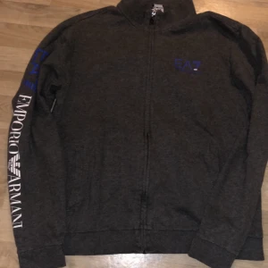 EA7 kofta  - Säljer den eftersom använder inte den. Storlek M