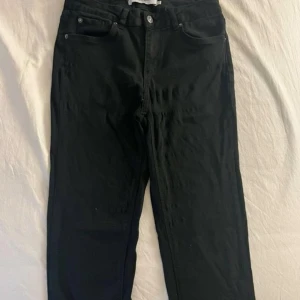 Byxor - Svarta jeans från Vero Moda. Ej använda säljs för 50