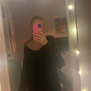 Svart fin stickad tröja från H&M - Tröjan är i storlek S och har en lös passform som gör den superbekväm. Passar perfekt till höst och vår. 💫Är lite stor i storleken så den hänger lite om man har den vanligt, funkar även att ha den off-shoulder Skriv för fler bilder💗