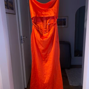 Orange klönning - Super fin klänning som tyvärr var för liten för mig! Den är oanvänd och legat i en påse med andra plagg ajg säljer, därav lite skryklig