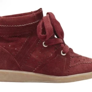 Isabel marant Bobby sneakers  - Säljer dessa super fina isabel marant Bobby sneakers då de tyvärr är för stora och därav inte kommer till användning. Skorna är i storlek 39. De är lite slitna på sidan som syns på bilden men kan skicka tydligare privat. Priset kan diskuteras 
