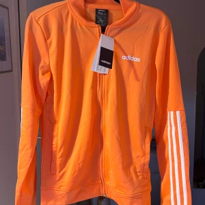 Korallfärgade Adidas set - Helt nytt set i storlek XS Båda har lappar kvar! Säljes då den är för liten!🥺