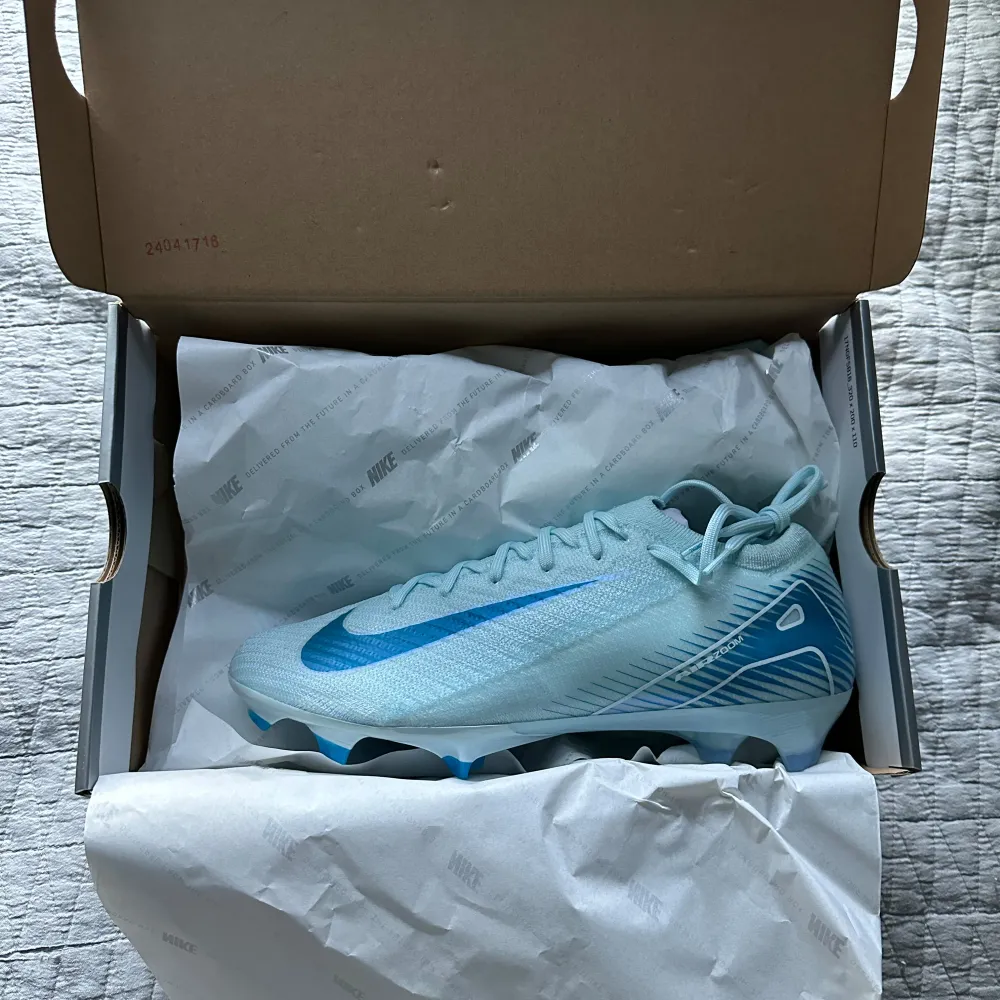 HELT NYA oanvända Nike zoom mercurial Vapor 16 Elite FG fotbollsskor i storlek 42,5 Kommer med allting, originalbox, skopåse papper osv allt som från butiken Bin: 2499kr. Skor.