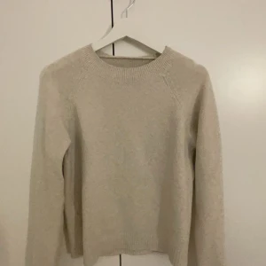 Jättefin stickad tröja🤍 - Jättefin stickad tröja från vila, säljer då den inte kmr t användning❤️❤️ Strl xs men passar som s