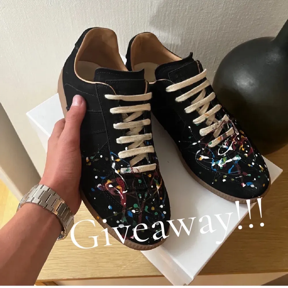 GIVEAWAY på dessa svin feta maison margiela gats. 100% äkta kvitto finns💯 Det ända ni bör göra är att lika annonsen, följa mig och skriva klar ✅ Lycka till🤩. Skor.