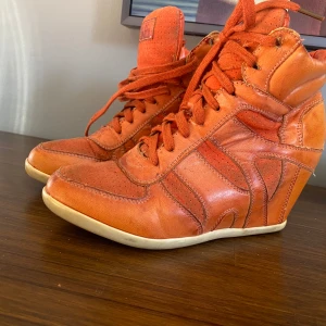 Kilklacksskor i skinn.  - Kilklacksskor i skinn. Strl 38. Hela o fina förutom lite släpp på kanten på insidan där det inte är riktigt skinn.