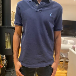 Ralph Lauren Piké  - Säljer denna sköna Raulph Lauren piké. Helt oskadad och knappast använd! Nypris runt 1500, få denna för 499! Skriv gärna vid frågor!