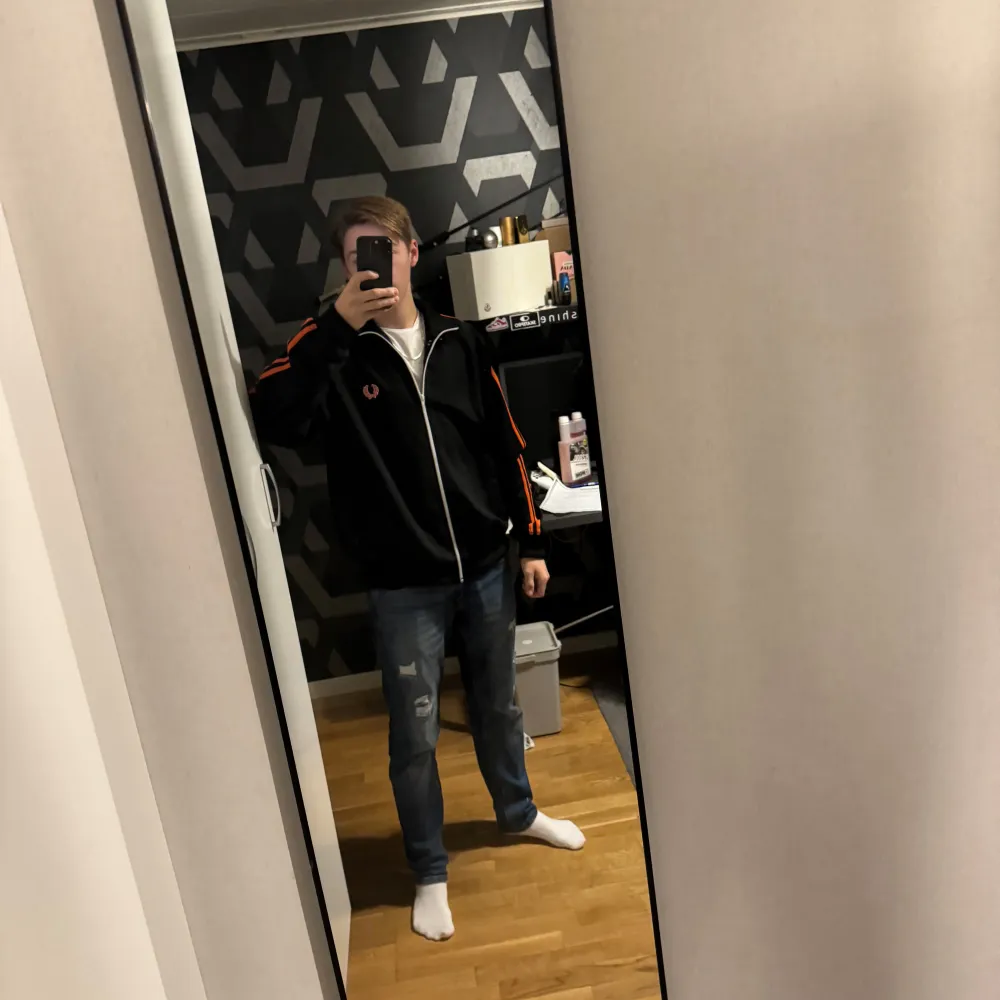 Fred Perry hel zip  Riktig snygg tröja som passar höstens färger 🍁 Helt oanvänd men ingen pris lapp  Bara att höra av sig . Hoodies.