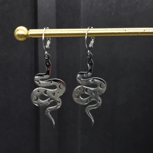 Handgjorda örhängen  - Handgjorda halloween örhängen●●Örhängeskrokar -rostfritt stål. Material-rostfritt stål. Nickel fri. Längd -6cm