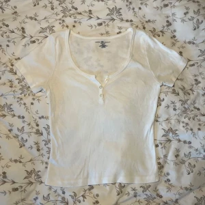 Vit topp  - Gullig topp från Brandy Melville. Bra skick, använd fåtal gånger! 