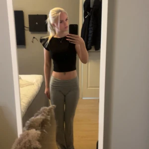 Yoga byxor Gina  - Säljer nu mina gråa yoga byxor från Gina, de är i fint skick och säljer pågrund av att de inte kommer till användning 🩷priset går att diskutera 🤗