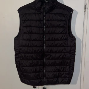 Zara väst - Säljer min zara väst pågrund av att jag inte använder den mer, den är i gott skick och inte mycket använd, den är i storlek S men passar även storlek M. Skick: 8/10 