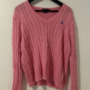Ralph lauren stickad tröja - Äkta Ralph lauren stickad rosa tröja. Använd några gånger men är i bra skick