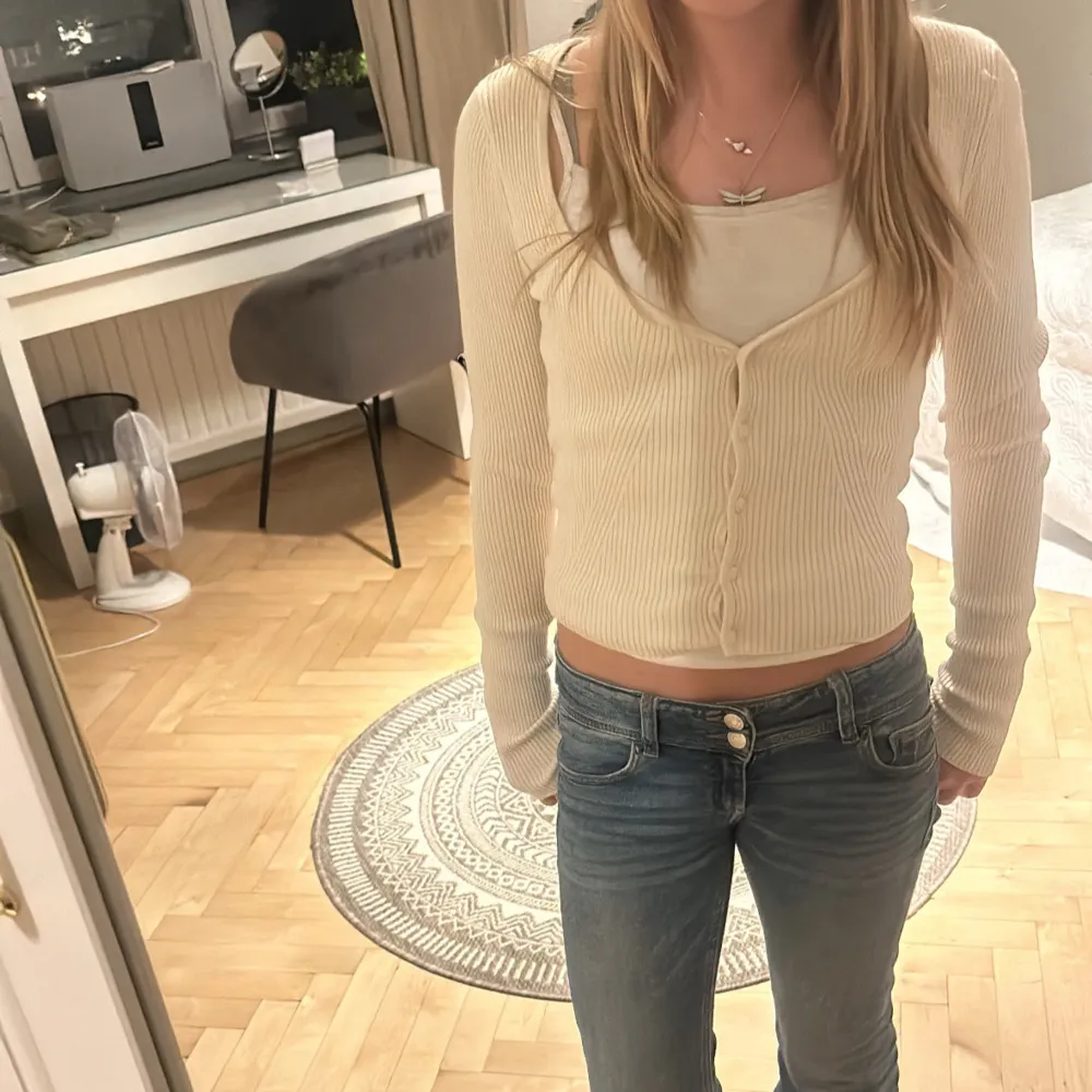 Fin beige hm kofta som passar till allt🥰 Super fin till jeans, kjol eller vad som helst! Inte använt många gånger alls💕 Pris kan diskuteras . Tröjor & Koftor.