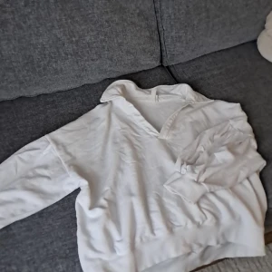 Vit tröja  - En skön vit tröja i använt skick 