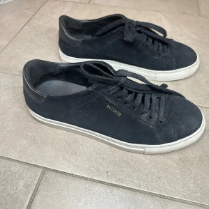 Axel arigato skor  - Axel arigato skor i fint skick, köpt i NK Stockholm för 2500kr!! 😊