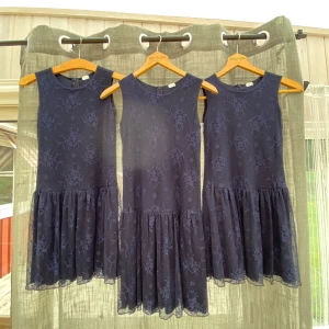 Fina blommklännigar  - Säljer tre lika dana klänningar i tre olika storlekar en i 140, 146 och 158  Säljs per st eller ihop  St 125kr Tillsammans 300kr 