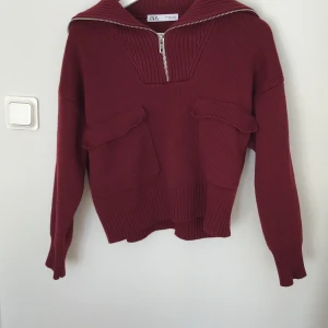 Vinröd stickad tröja - Säljer denna jätte snygga vinröda stickade kofta från zara, köpt för flera år sen så säljs inte längre i butik! Varan är nopprig därför säljer jag den billigt, har du en nopp maskin borde de inte vara några problem att få bort dem! 