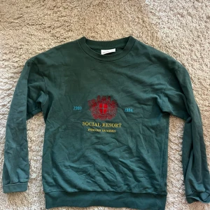 Han Kjobenhavn tröja - Hej!  Säljer min Han Kjobenhavn tröja, storlek Medium men något oversized och sitter mer som en large.  Jag är 175cm 80kg för referens.  Sparsamt använd, mörk grön i färgen.  Hälsningar//  Ludvig