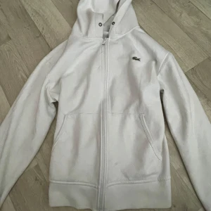 Lacoste Kofta  - Hej säljer min Lacoste kofta den är använd i en månad