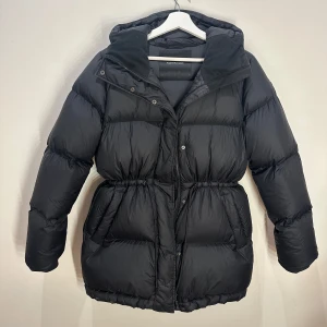 Peak performance jacka  - Stor och varm peak performance jacka köpt i Örebro i peak butiken förra året, endast använd 2-3 gånger. Köpt för 6500kr, är i väldigt fint skick!! Strl S. Pris kan diskuteras