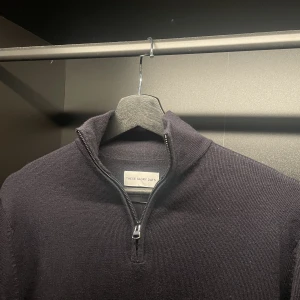 MERINOULL HALF-ZIP - En merinoull half-zip från These Glory Days. Inga defekter alls, knappt använd, är i nyskick! Nypris 1099:- Skriv vid övriga frågor