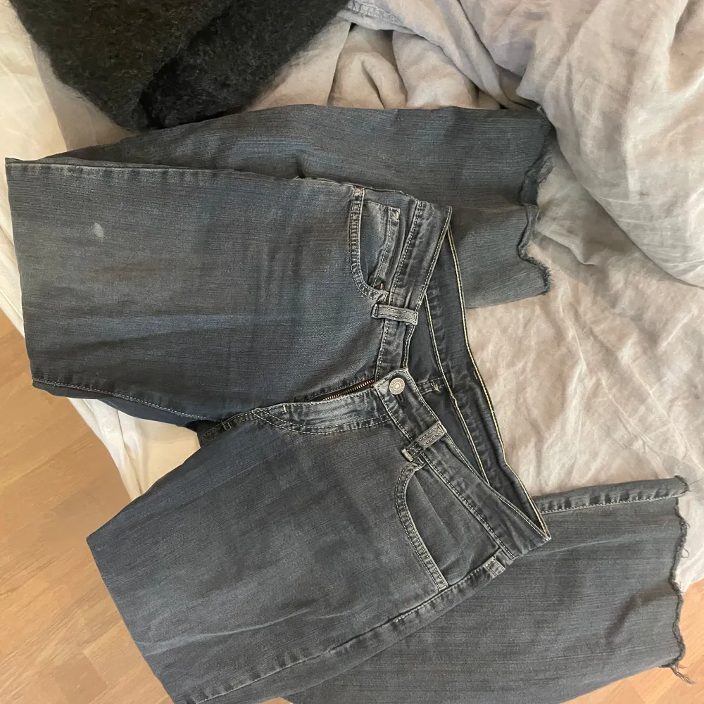 Bootcut/flare lowwaist jeans från Levi’s, storleks lapp är borta där med vet jag inga storlekar eller längder. Men jag är 164 och längden är perfekt på mig så de funkar nog många längder beroende på hur långa eller korta man vill ha dem.💕gråish färg!. Jeans & Byxor.