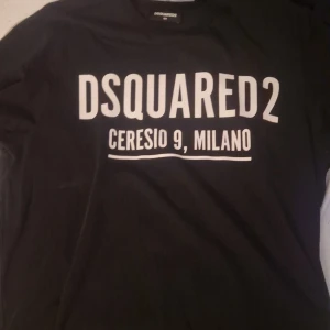 Dsquard2 t shirt - Svart dsq2 t shirt använd några gånger vet inte om den är äkta. Skriv om de finns nån fråga. 