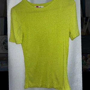 Neon tröja - Cool neon tröja från Ole by Kolon💚jättebra till tex neon party men även till vardagen⚡️  Använd nån gång för flera år sen och efter de bara smakat damm😣