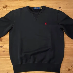 RL Fleece Sweatshirt - Ralph lauren tröja köpt på Nk för 2000kr, har kvitto. Den är helt oanvänd då den inte passade. Priset är inte hugget i sten kan gå lägre vid snabb affär. Köpare står för frakten.