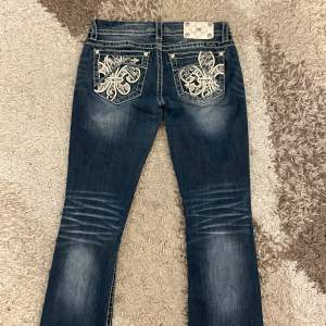 miss me jeans i bootcut modell                             äkta, köpta i new york😁                                                                     skriv för fler bilder!  innerbenslängd - 88 cm midjemått - 42 cm                                                            inte sönder där nere har klippt dom för att dom ska vara mer flared!