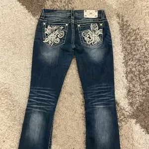 miss me jeans i bootcut modell                             äkta                                                                           skriv för fler bilder!  innerbenslängd - 88 cm midjemått - 42 cm