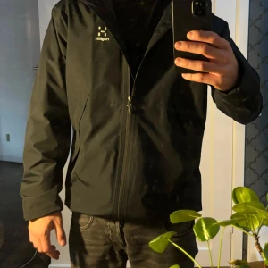 Haglöfs Jacka - Säljer en jacka som endast är använd en gång, så den är i princip helt ny! Väldigt fin och perfekt för hösten. Köptes för ett högre pris, men säljes nu för en bra deal. Hör av dig om du är intresserad!
