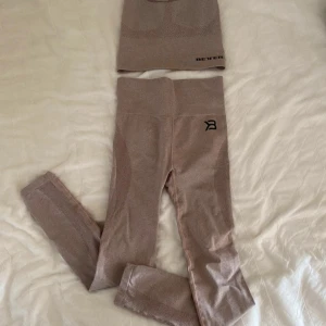 Beige träningsset från Better Bodies - Säljer ett snyggt och bekvämt beige/rosa träningsset från Better Bodies. Setet består av en sportig linnetopp med smala axelband och matchande tights. Perfekt för gymmet eller yoga! Materialet är stretchigt och andas bra. 🏋️‍♀️ byxan är storlek XS och toppen storlek S, knappt använda.