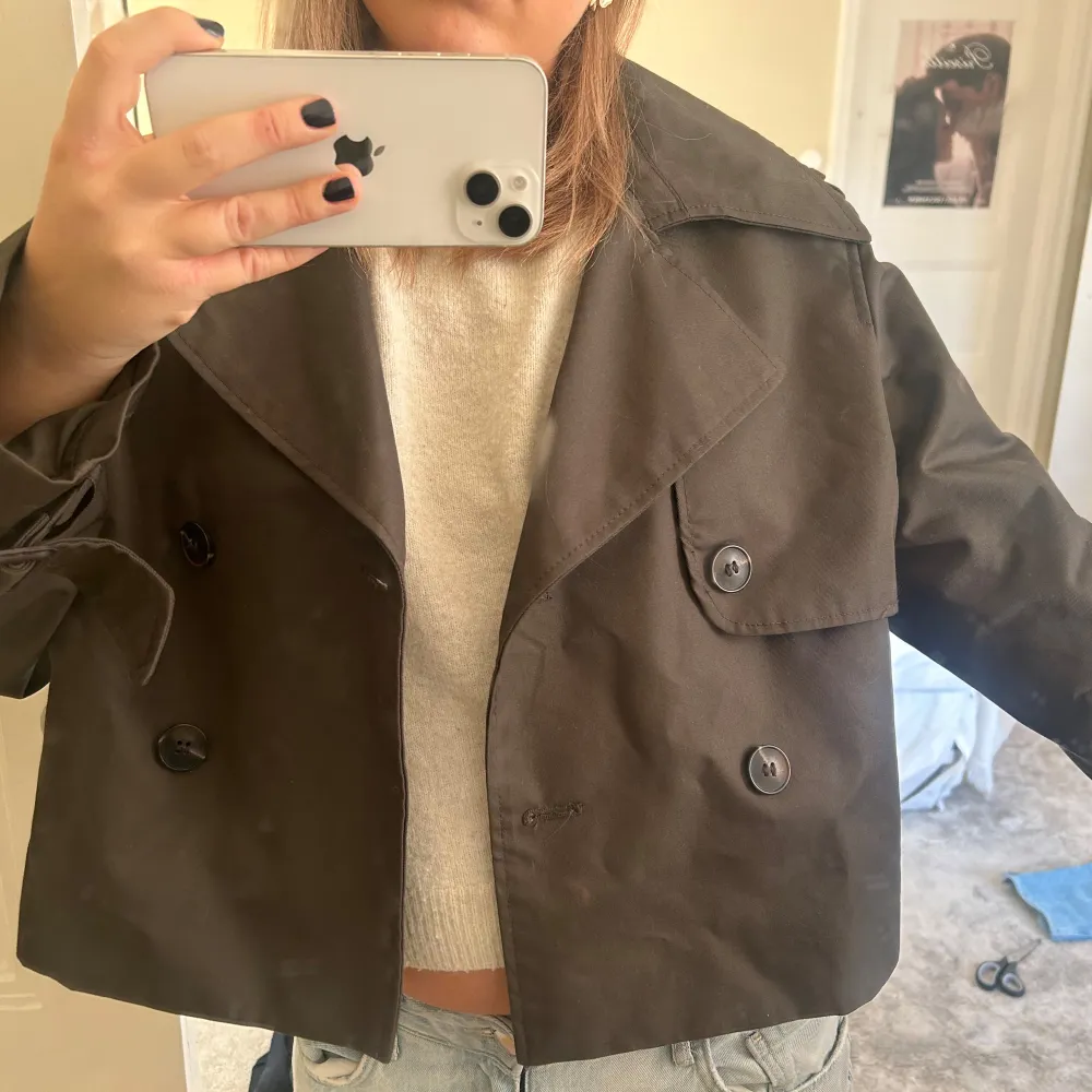 En grön trenchcoat perfekt till hösten!🍂Ny med prislapp!💕. Jackor.