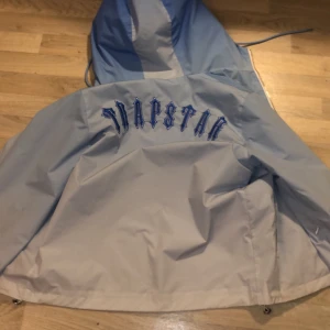 Trapstar windbreaker - Säljer jackan för vill köpa en ny. Tycker om den väldigt mycket fint färg. Man kan matcha mycket. Storleken på den är S.