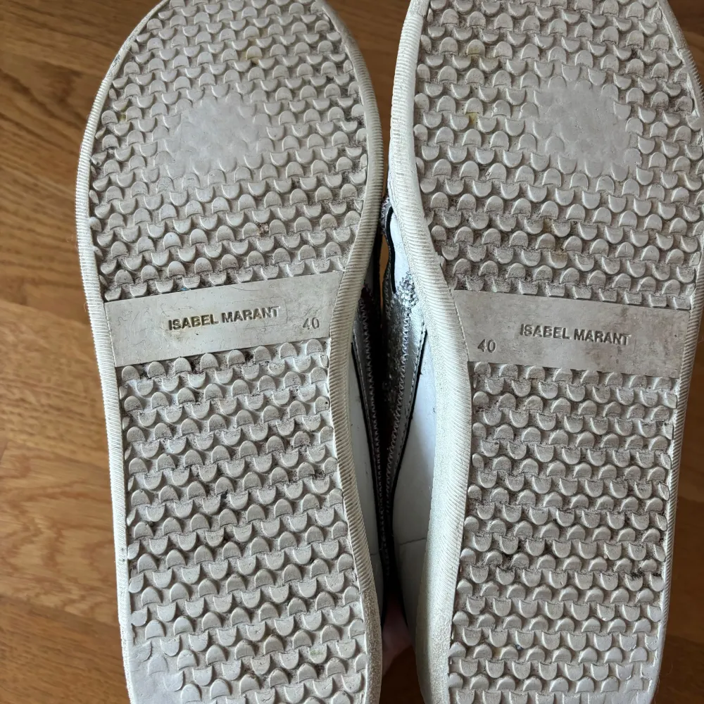 Säljer ett par Isabel Marant Glitter Beth Low-Top Leather Sneakers, använt skick. Storlek 40 men små i storlek, så passar 39. Köpt för 4995 kr. . Skor.