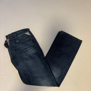 Replay jeans  - Replay jeans som är nästan helt nya, inte ett ända tecken på andvänding. 30/32 är storleken så är man runt 170 så sitter de perfekt.