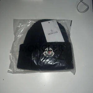 Moncler mössa  - Oanvänd moncler mössa