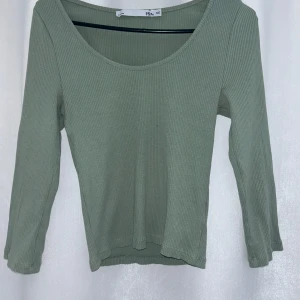 Tröja - En grön tröja från Lager 157💚 storlek M/L och knappt använd!
