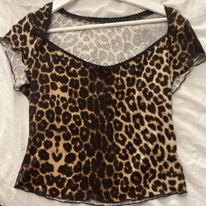 Leopard T-shirt  - Leopard topp i strl M. Aldrig använd!💕