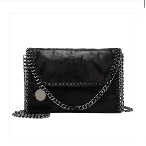 Svart axelremsväska   - Säljer min svarta axelremsväska med leopard mönster inuti från Dressy! Väskan har tappat lite färg på kedjan och den runda detaljen som hänger på kejdan men inget som märks tycker jag.