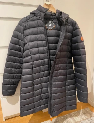 Dunjacka Save the Duck, strl 4 - Säljer min dunjacka från Save the Duck i väldigt bra skick, använd endast ett fåtal gånger. Strl 4