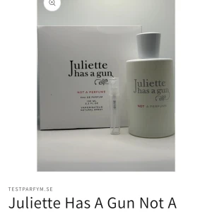 Sample parfym av Juliette has a Gun not a perfume - 2ml sample av den magiska doften från Juliette has a gun, not s perfume. En fräsch doft som inte är för tung. Perfekt med sample för att testa om doften passar innan man köper en större flaska.