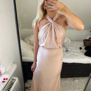 Balklänning - Superfin balklänning från Asos, köpte den för 730 så det är priset som jag väljer att sälja den för🙌🏼Har hittat en annan så därför jag säljer. Helt oanvänd med prislappen kvar, skriv för fler bilder!