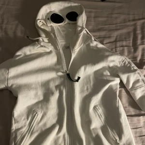 C.P. Company tröja - Skick 9/10 inga skador eller så som ny, nypris ca 3200kr. Är i storlek L men passar även M. Priset sitter inte i sten!