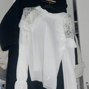 Söt blus från boohoo - Populär blus från boohoo i S/M passar mig perfekt och är en S , sitter fint och är i nyskick. 