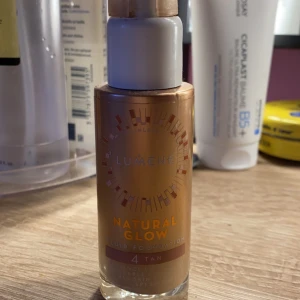 Natural Glow Foundation - En flytande foundation från Lumene i nyansen 4 Tan. Den ger en naturlig lyster och jämnar ut hudtonen. Perfekt för en solkysst look! Halva kvar 